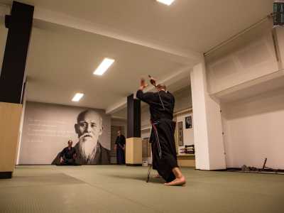 Una volta varcato l�ingresso del dojo, termine che indica il luogo dove si praticano le arti marziali, ci ritroviamo in una grande sala dalle pareti bianche e spoglie...